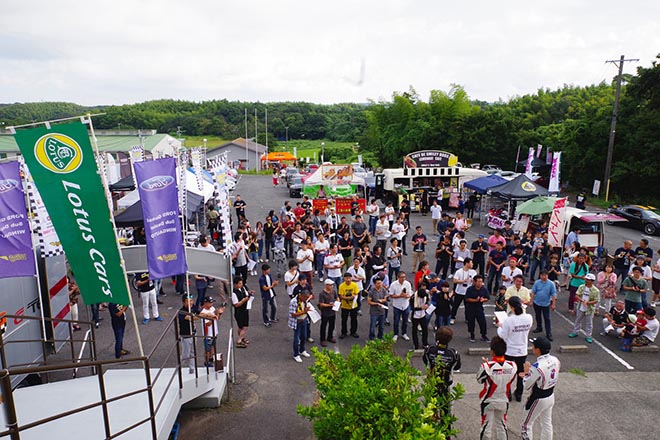 イベント会場に集まるユーザー