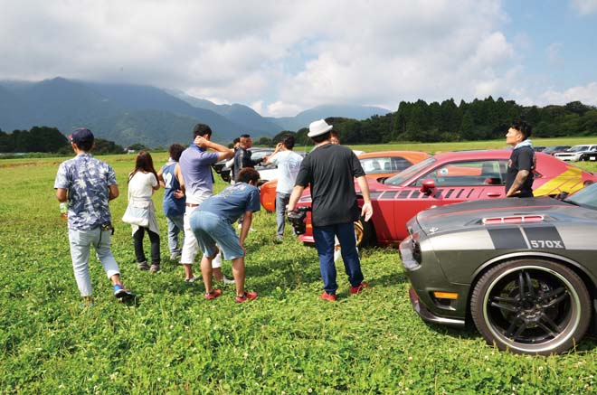 Dodge Challenger Only Meeting 芝生に集まるオーナーたち