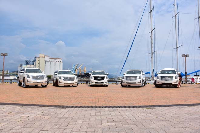 CADILLAC ESCALADE　フォースモデルは5 台