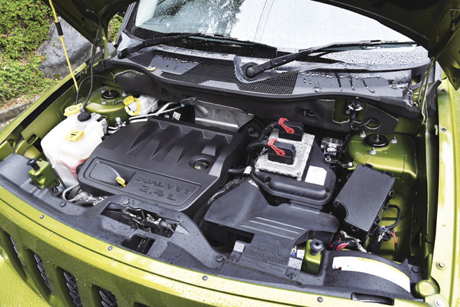 ジープパトリオット、Jeep PATRIOT　エンジンルーム
