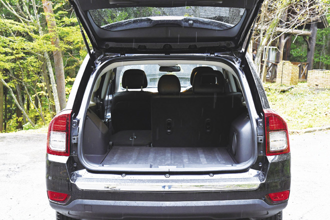 ジープコンパス、JEEP COMPASS　ラゲッジ