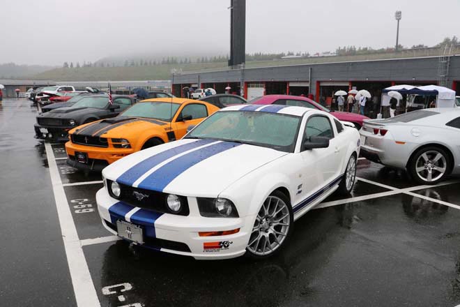 もてぎスーパーアメリカンサンデー　駐車場にアメ車が並ぶ