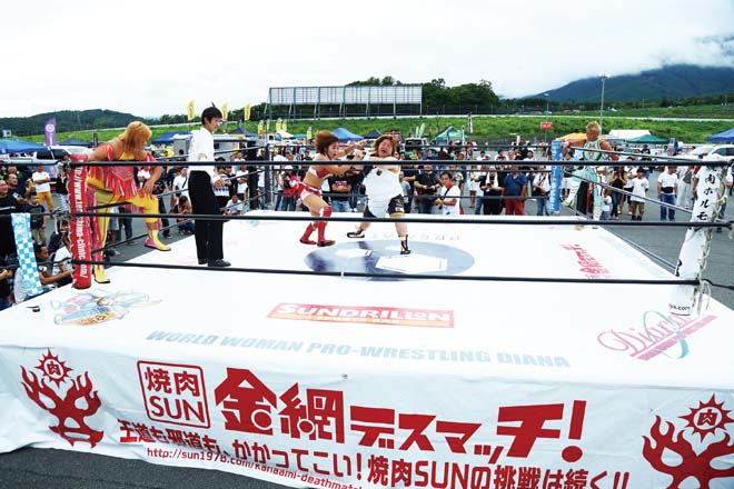 アメ車マガジン祭り　女子プロレスディアナが野外マッチ