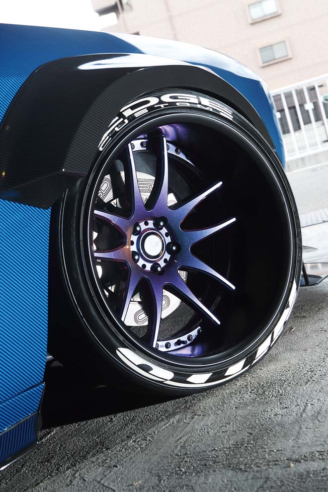 タイヤはNITTO INVOで、フロント285/30R20/リヤ345/25R20をチョイス。ホイールはWORK・エモーションCR3Pを組み合わせ