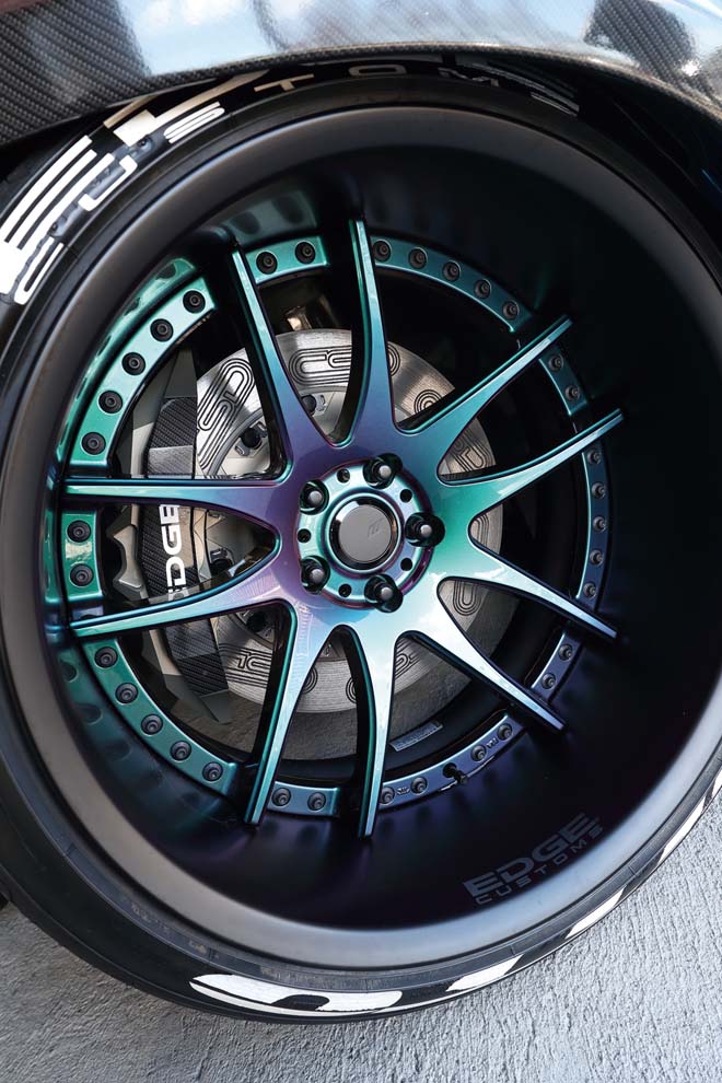 タイヤはNITTO INVOで、フロント285/30R20/リヤ345/25R20をチョイス。ホイールはWORK・エモーションCR3Pを組み合わせ
