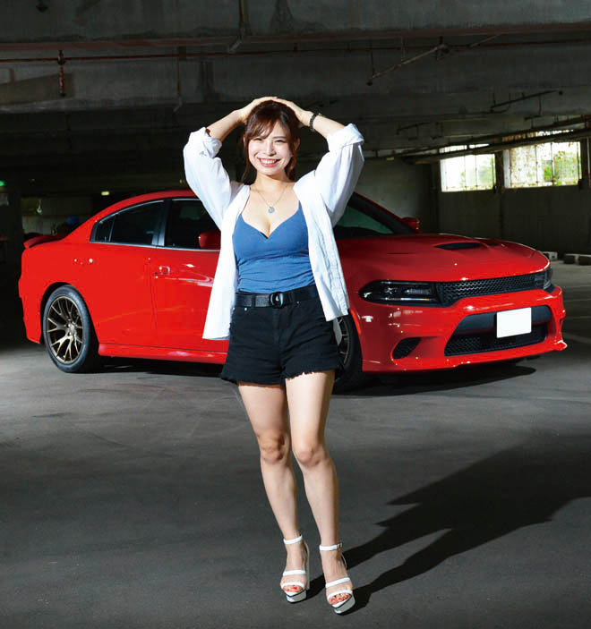 DODGE CHARGER SRT HELLCAT、アメ車女子、アメマガガール