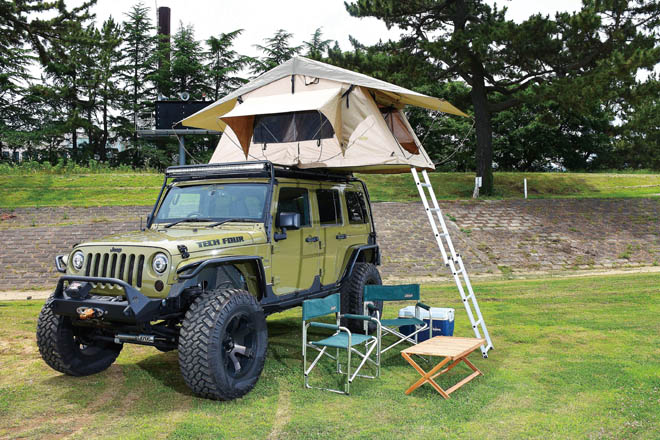 ジープラングラーアンリミテッド、オーバーランダーテント、Jeep Wrangler Unlimited with Smittybilt Overlander Tent