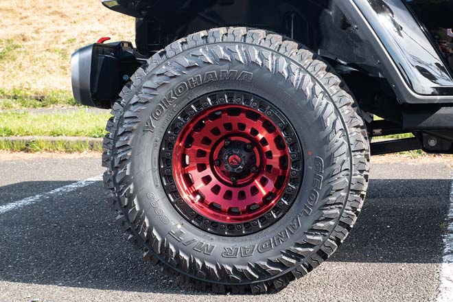 FUEL ZEPHY R D6 32(17×9.0J)ホイール。タイヤはYOKOHAMAジオランダーM/T