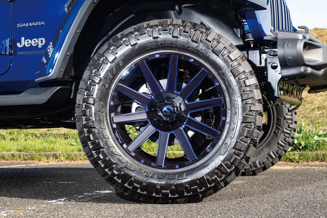 キャンディブルーのFUEL CONTRA D644(20×9.0J)ホイール。タイヤはNITTOトレイルグラップラーM/T