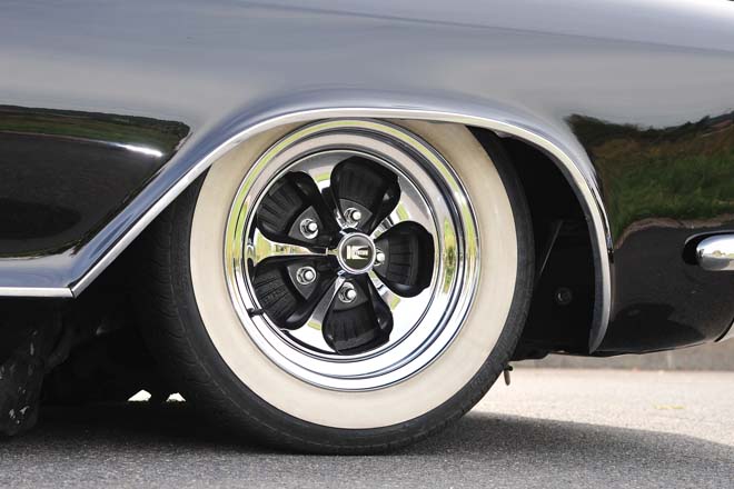 ホイールはCRAGER Serise 32 Keystone Klassic・15インチ、タイヤはBF Goodrich Silvertown 185/70R15