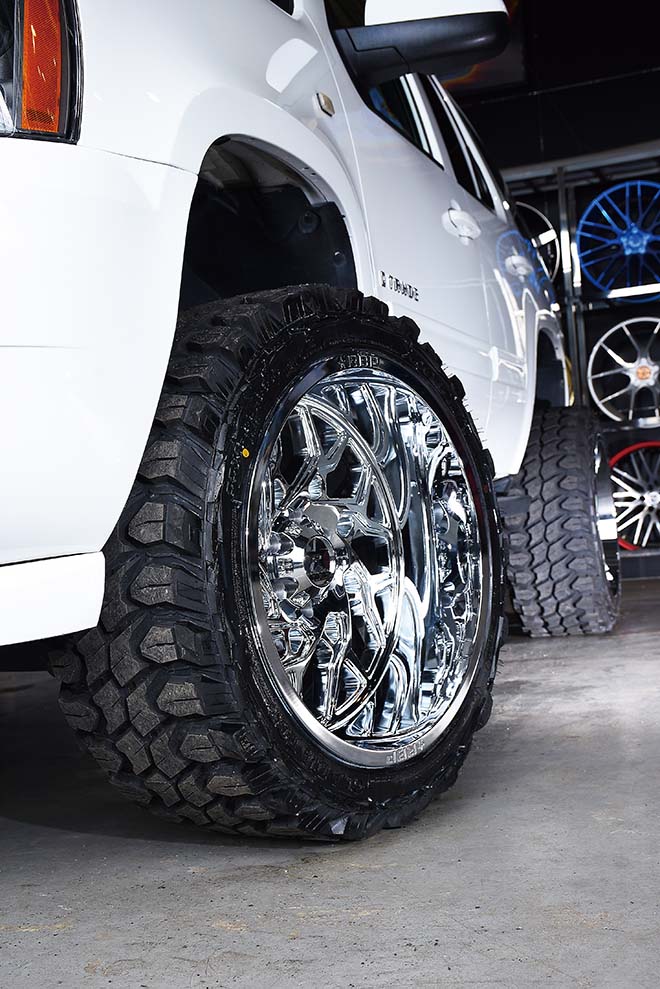 ボトムスにはRBP・80R SCORPION（22×12J）ホイールにグラディエーター・X COMP M/T（33×12.5R22LT）タイヤを組み合わせる