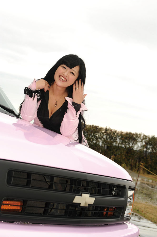 女の子だってアメ車が大好き アメマガガールはカッコいい 女の子だってアメ車が大好き アメマガガールはカッコいい