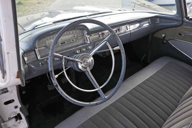 1959y Ford FAIRLANE 500 控えめなサイズのメーターフード、クロームのストレート基調トリムなどが1950年代のスタンダード