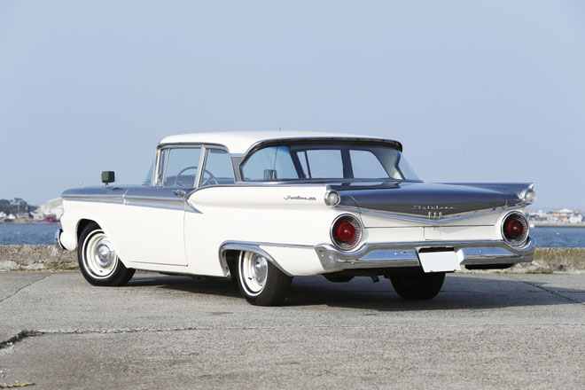 1959y Ford FAIRLANE 500　リアバンパーとわずかに融合するテールランプ
