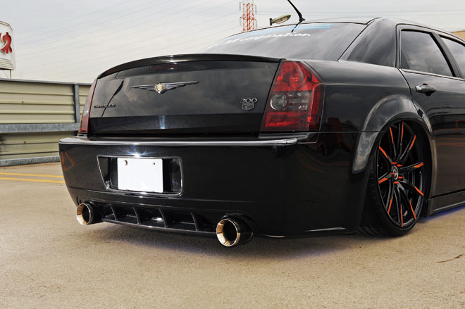 2008y CHRYSLER 300C　GIMMICマフラーに換装。ブレーキランプもスモークタイプ