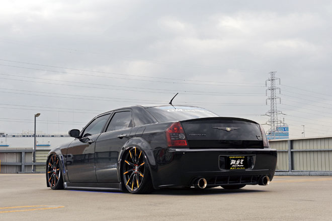 2008y CHRYSLER 300C　足もとには22インチのレクサーニＣＳＳ15　リア