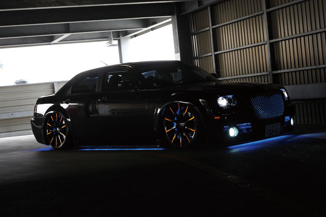 2008y CHRYSLER 300C　ボディのアンダーフロア全体を妖艶に照らすLED