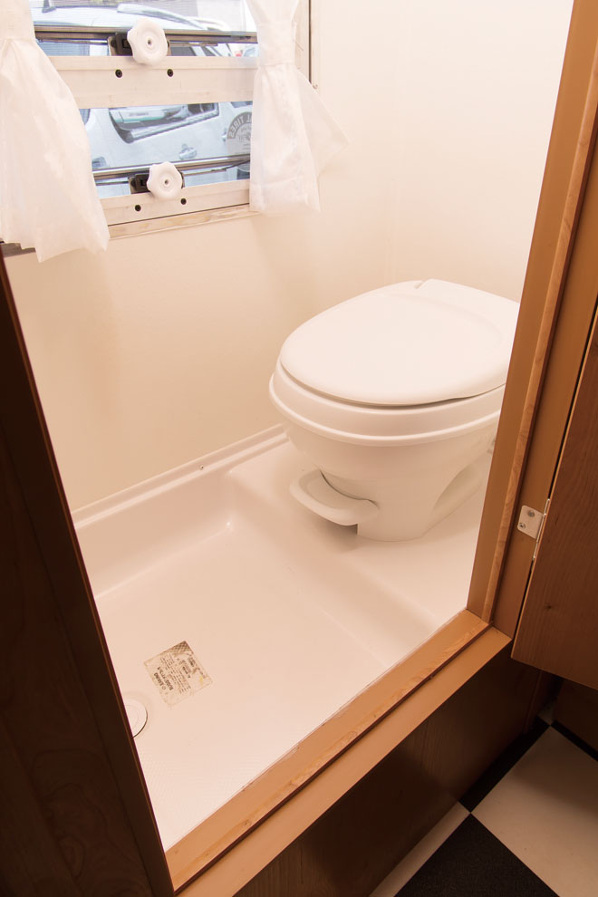 キャンピングトレーラー　トイレルーム
