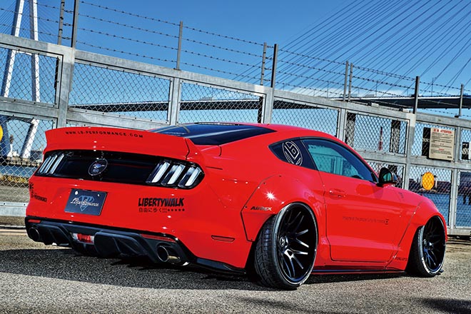  2015FORD MUSTANG　バック　リア
