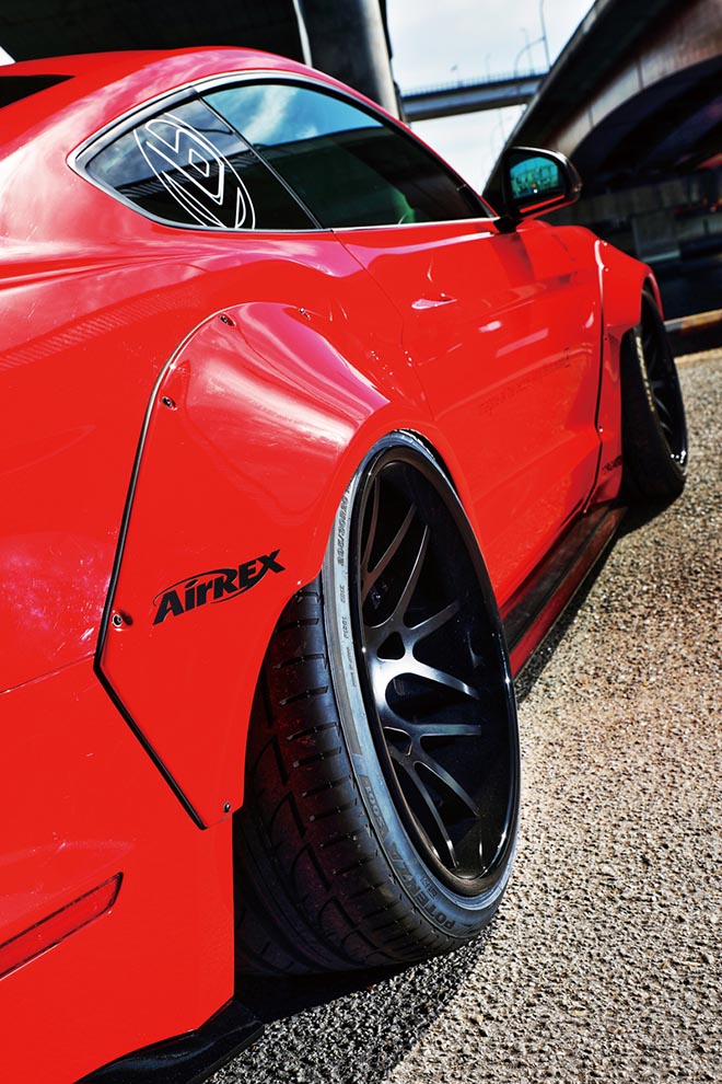 2015FORD MUSTANG　タイヤはF245/35/20／R295/30/20
