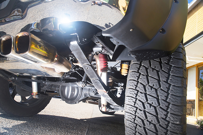 HUMMER H3　GANADORの4本出しマフラーを装着