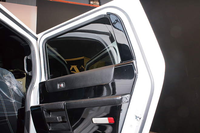 2003 HUMMER H2　インテリア側のボディ各部はピアノブラック風のペイント