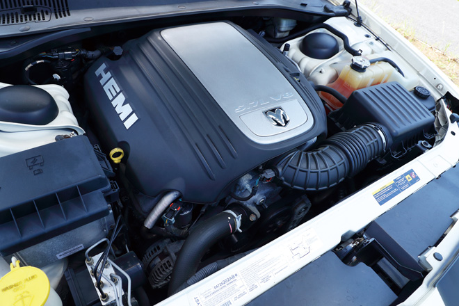2005y DODGE MAGNUM R/T　エンジンルーム