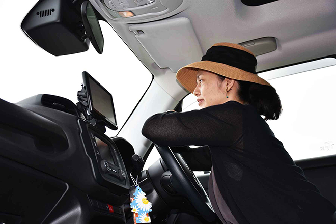 ジープレネゲード トレイルホーク　運転席に座るオーナー2