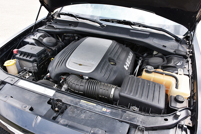 クライスラー300C　エンジンルーム