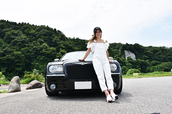クライスラー300C　フロントグリルにもたれかかるオーナー