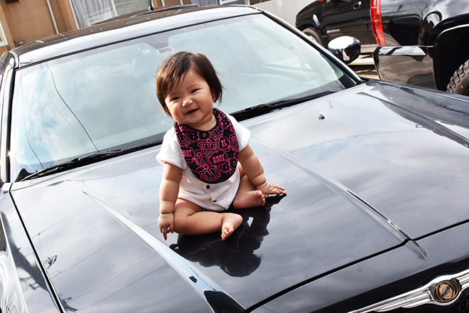 クライスラー300C　ボンネットに座る赤ちゃん