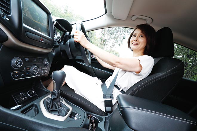 ジープチェロキー　運転席に座るオーナー