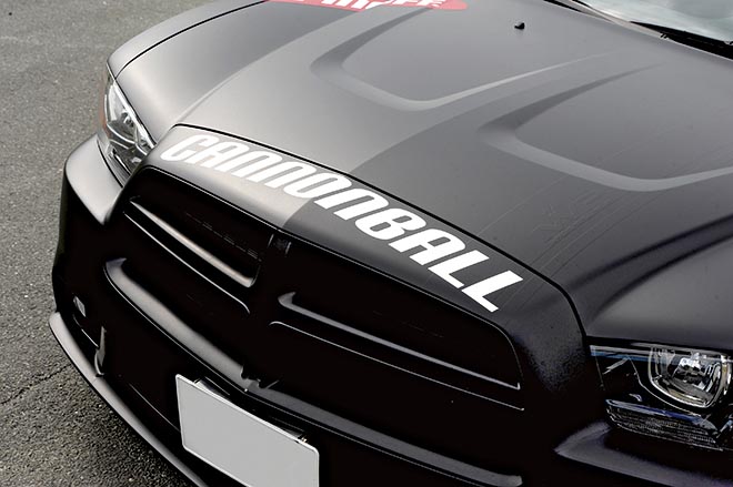 2011 DODGE CHARGER　フロントグリルの上部には「キャノンボール」