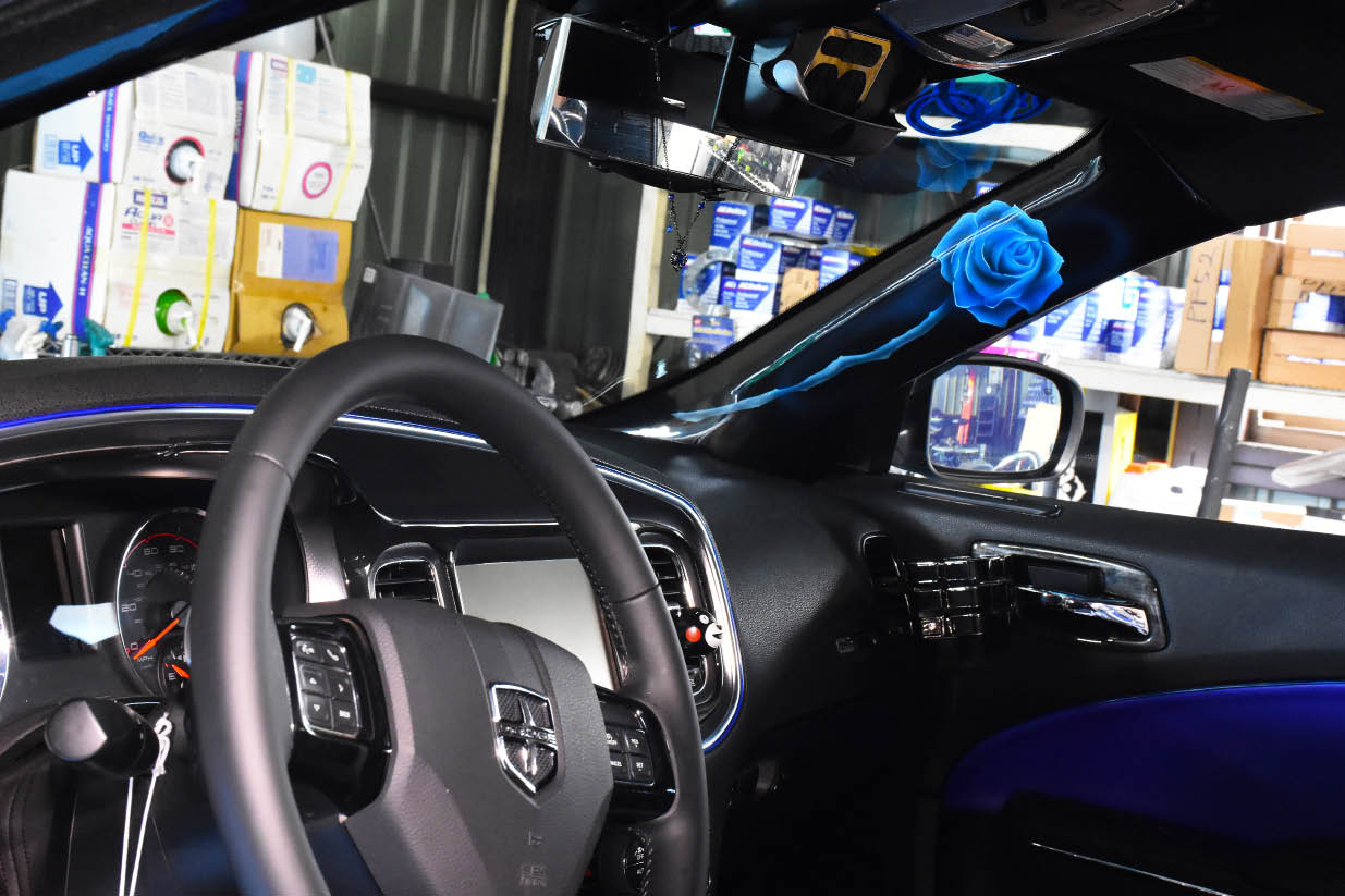 ダッジチャージャー　運転席　ブルーのバラのアクセント