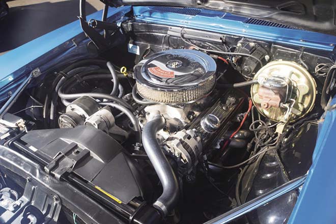 1969 Chevrolet Camaro Convertible　エンジンルーム