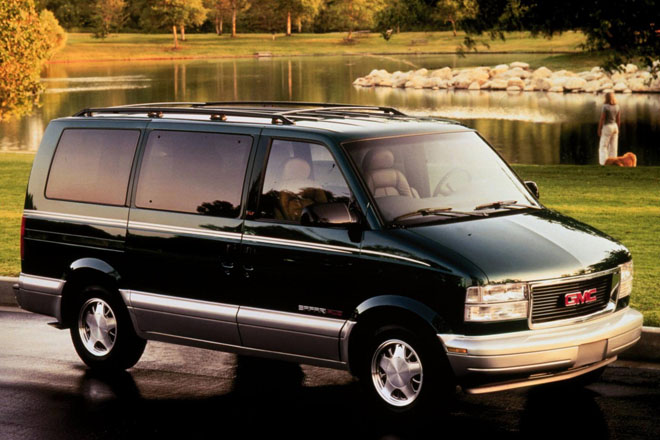 2000-GMC_Safari-Minivan-Image-01