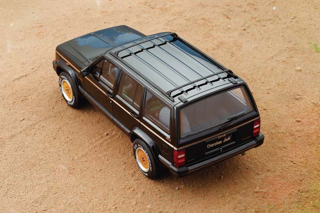 1/18 1992 Jeep CHEROKEE