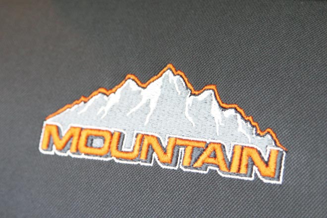 Mountainロゴ刺繍