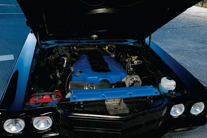 エンジンはC5型コルベットに搭載されていた、オールアルミの5.7?V8のLS1ユニットで、350馬力を発揮する。