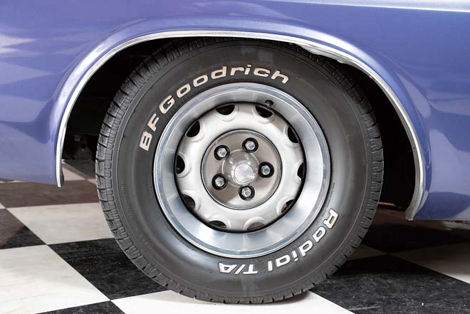 BFグッドリッチのタイヤサイズは245/60R14 98Sがインストールされている。