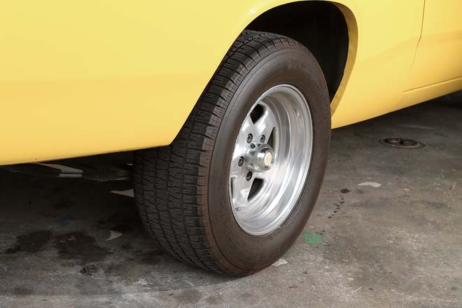 リヤタイヤは245/60R15なので、 太いトルクをしっかり受け止めてくれる。