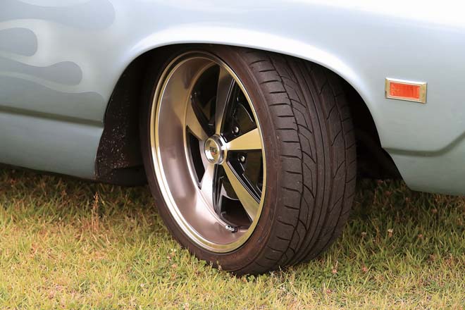 タイヤはNITTOのNT555。18インチのハイグリップタイヤを組み込む。