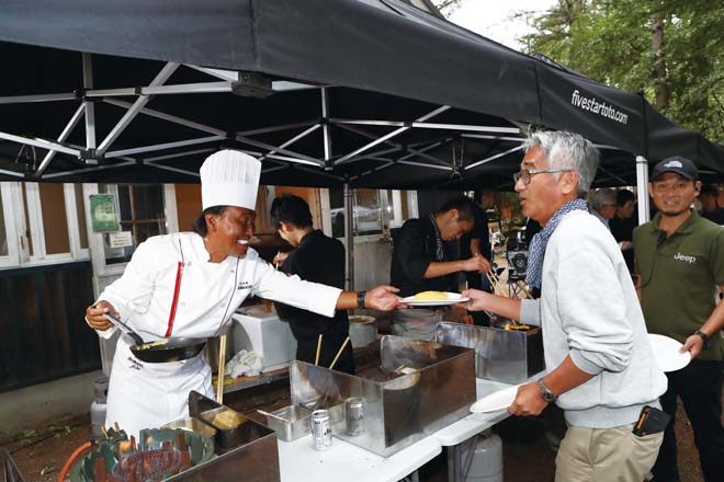 超有名洋食店「日本橋たいめ いけん」の皆さんが、今年も ディナーサービス。同店の三 代目、茂出木浩司さんが大の クルマ好き