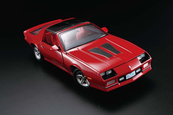 1/18 1985 CHEVY CAMARO IROC-Z、Sun Star