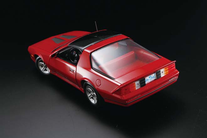 1/18 1985 CHEVY CAMARO IROC-Z、Sun Star