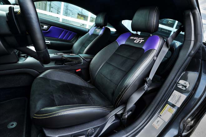 シート表皮はフロントシートもリアシートも全面張り替え。「SHELBY GT」のロゴやパープルの差し色、イエローステッチがポイント。