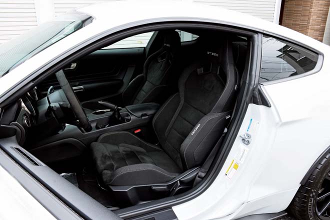 レカロのセミバケットシートが標準装備となっており、クロスとスウェードがドライバーを包み込む。