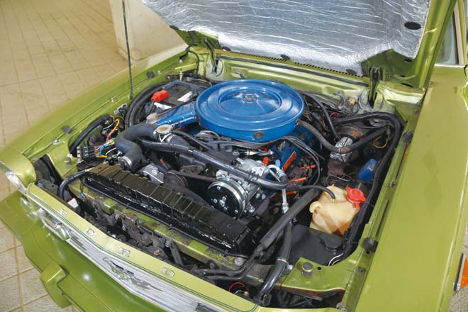 302（5.0?） V8は139hp/3600rpmで、ハイスペックとは言い難いが、V8サウンドを堪能しながらゆったりと流すには最適。