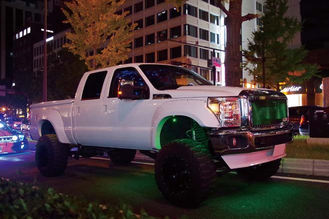 大阪の観光名所をアメ車で駆け抜けるハロウィンナイトクルーズ