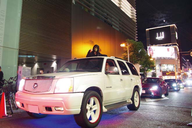 大阪の観光名所をアメ車で駆け抜けるハロウィンナイトクルーズ